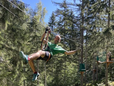 Excursión en tirolina en el parque de aventuras de Bozel, cerca de Courchevel, Les Trois Vallées