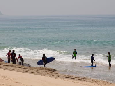 Clases y cursos de surf en Lagoa de Albufeira, cerca de Sesimbra