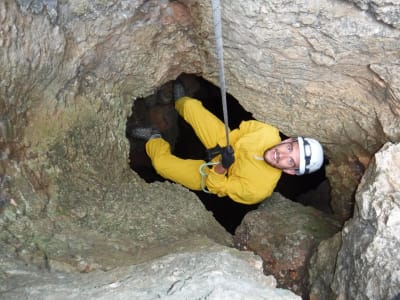 Experiencia de espeleología por la Gruta do Médico en el Parque Natural de Arrábida