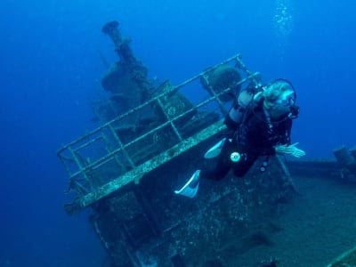 Inmersiones de aventura para buceadores certificados en Akrotiri, Santorini