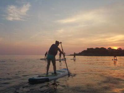 Excursión en stand up paddle al atardecer en las Calanques de la Côte Bleue desde Carry-le-Rouet