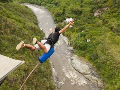 Saut à l'élastique à Murillo de Gallego (25 m.), près de Huesca