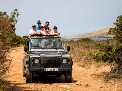 Descubre la isla de Menorca en una excursión en Jeep desde Fornells en un Land Rover Defender