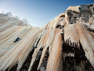 Séance d'escalade sur glace dans le canyon de Korouoma à Pyhä-Luosto