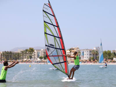 Clases de windsurf en Port d’Alcudia, Mallorca