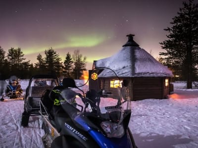 Caza de auroras boreales en moto de nieve y barbacoa desde Levi