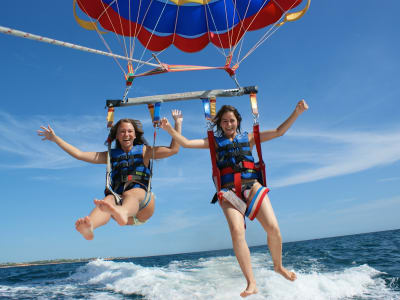 Vuelo en Parasailing desde la playa de Perivolos, Santorini