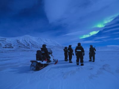 Excursión en moto de nieve eléctrica a la aurora boreal en Svalbard