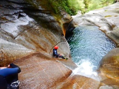 Canyoning in der Iragna-Schlucht, im Tessin