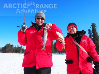 Excursión de pesca en hielo en el Yukón, cerca de Whitehorse