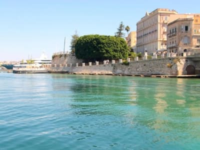 Journée privée d'excursion en bateau et déjeuner autour de Syracuse, Sicile