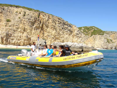Paseo en barco desde Sesimbra por las calas de Arrabida