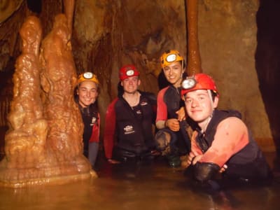 Höhlenforschung in der Excentrica-Höhle von Igualeja, in der Nähe von Marbella