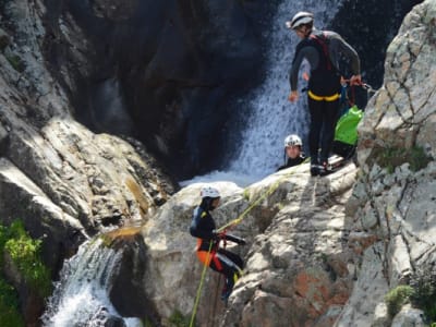 Canyoning débutant sur le Rio Zairi près d'Iglesias, Sardaigne