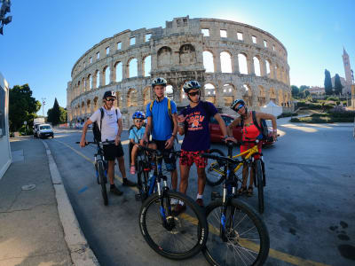 Excursion cycliste en bord de mer et baignade dans les grottes à Pula