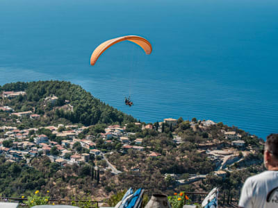 Vol en parapente en tandem au-dessus de la plage de Kathisma à Leucade