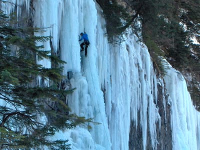 Iniciación a la escalada en caída de hielo en Argentière la Bessée, Briançonnais