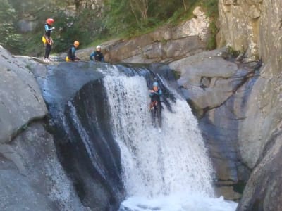 Sportliches Canyoning in der Taurinya oder den Cady-Schluchten, Pyrenäen-Orientales