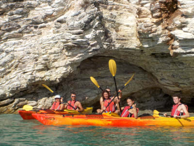 Excursion en kayak de mer de Mikros Gialos à la grotte bleue à Leucade