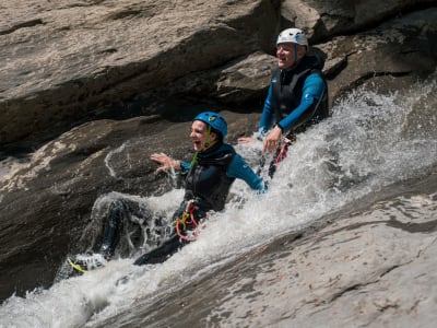 Excursión guiada de barranquismo en el cañón de Boggera, cerca del Tesino