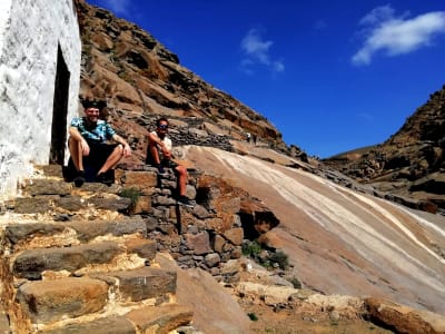 Randonnée guidée vers l'Arco de Las Peñitas et les spéléologies d'Ajuy depuis Corralejo, Fuerteventura