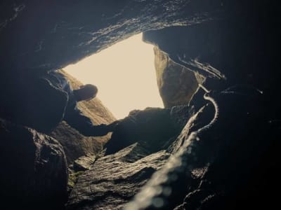 Promenade dans les grottes de spéléologie autour de Svolvær, dans les Lofoten
