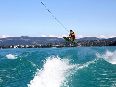 Privater Bootsverleih für Wakeboarding und Wakesurfing auf dem See von Annecy