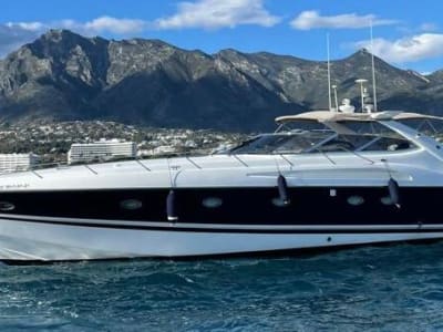 Bootsfahrt entlang der Küste von Marbella (Málaga) auf einer Sunseeker 63 Predator Yacht