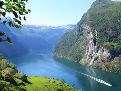 Geiranger Fjord Boat Tour with a Bus Sightseeing Excursion from Ålesund