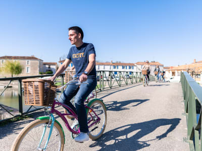 Balade guidée à vélo dans le Marais poitevin avec tour en barque traditionnelle