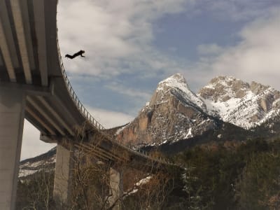 Saut à l'élastique depuis un pont à Saldes, près de Barcelone