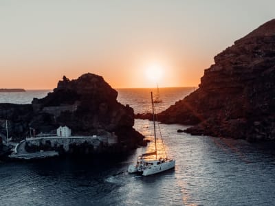 Croisière semi-privée en catamaran au coucher du soleil depuis la marina de Vlychada, Santorin