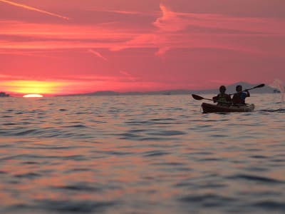 Kajak-Ausflug bei Sonnenuntergang von Postira auf der Insel Brač