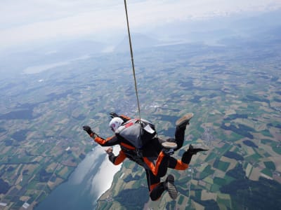 Saut en parachute en tandem au-dessus du lac des Quatre-Cantons, à proximité des Alpes suisses