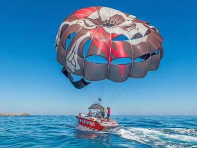 Parasailing über Kretas Küste vom Strand von Rethymno