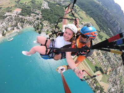 Baptême de parapente pour enfant au-dessus du Lac d'Annecy