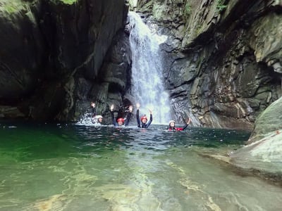 Canyoning intermédiaire dans le canyon de Val Grande, au Tessin