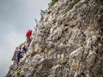 Vía Ferrata familiar en la Torre de Ra Pegna en los Dolomitas, cerca de Cortina d'Ampezzo