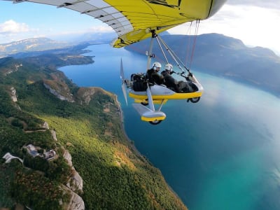 Kippender Ultraleichtflug über dem Bourget-See, in der Nähe von Aix-les-Bains