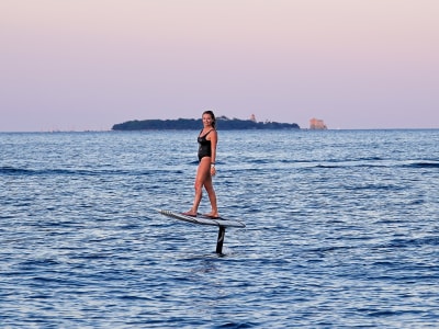 Einführungssession und Elektro-Surf-Verleih in der Nähe von Cannes