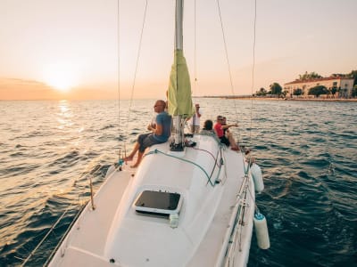 Segeltour bei Sonnenuntergang an der Küste von Hvar und auf den Pakleni-Inseln