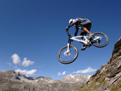 Sesión de descenso en bicicleta de montaña en Tignes