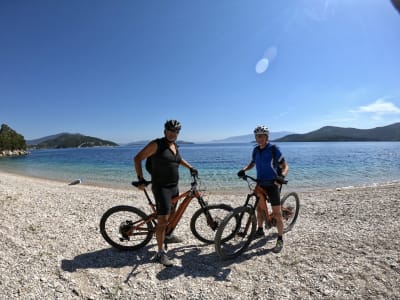 Paseos en bicicleta eléctrica de nivel intermedio bajo desde la bahía de Vasiliki en Lefkada