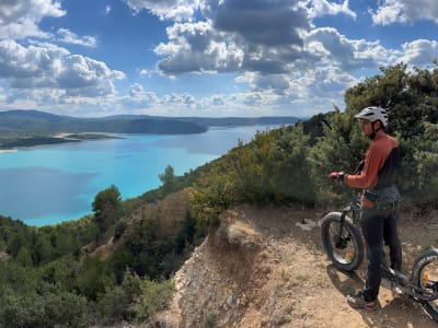 Fahrt mit dem Elektroroller in Sainte-Croix-du-Verdon in der Nähe der Gorges du Verdon