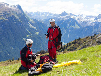 Vol panoramique d'été en parapente biplace au-dessus de Silbertal depuis le Sennigrat