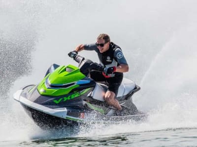 Location de jet ski à la plage de Perivolos, Santorin