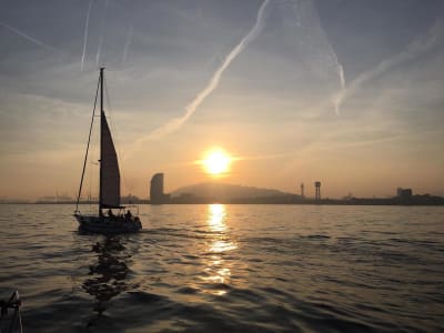 Balade en bateau au coucher du soleil depuis le Port Olimpic de Barcelone avec open bar champagne