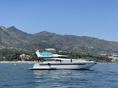 Bootsfahrt entlang der Küste von Marbella (Málaga) auf einer Astondoa 50 GL Yacht