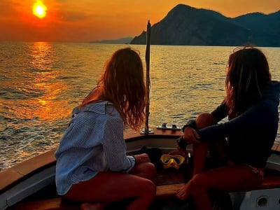 Excursion en bateau au coucher du soleil et apéritif dans les Cinque Terre depuis Manarola