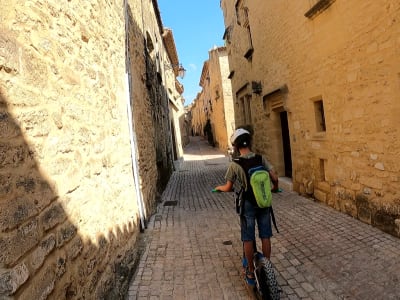 Fahrt mit einem geländegängigen Elektroroller auf dem Pont du Gard in der Nähe von Uzès